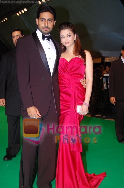 abhishek-bachchan-aishwarya-rai-at-the-iifa-awards-green-carpet-on-9th